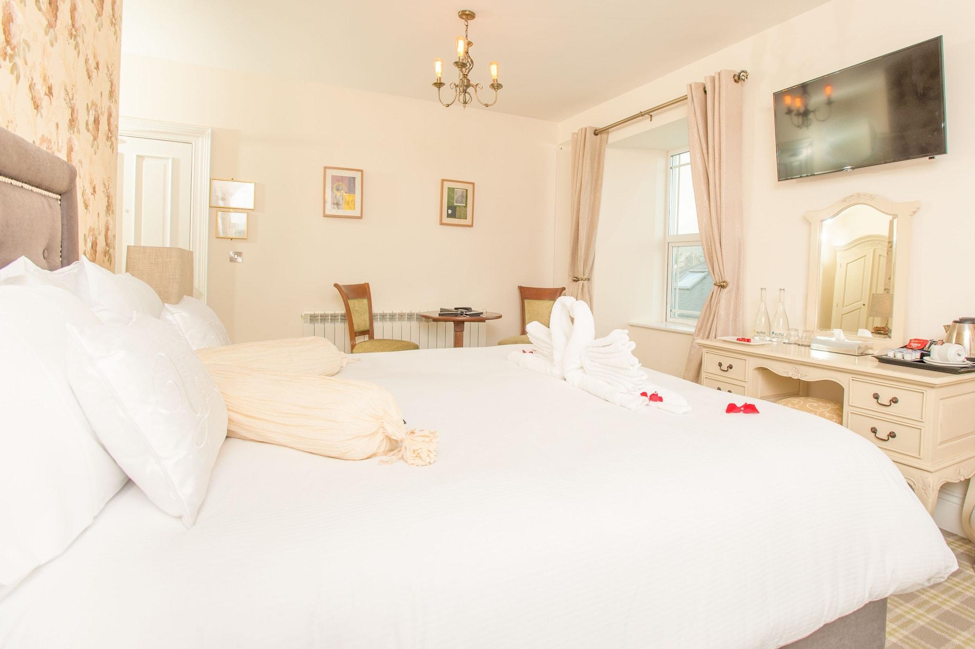 The Beara Coast Hotel Castletownbere Buitenkant foto