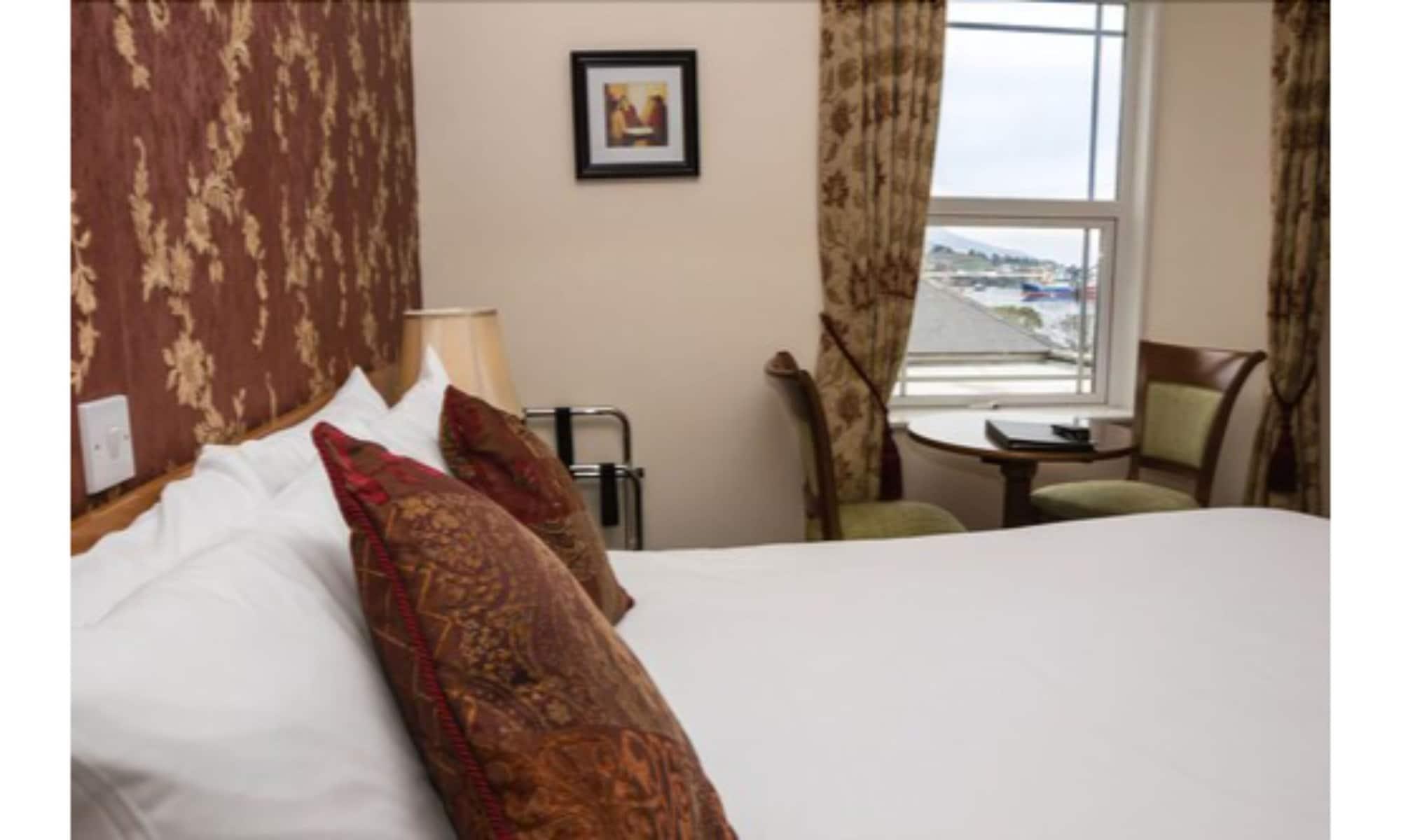 The Beara Coast Hotel Castletownbere Buitenkant foto