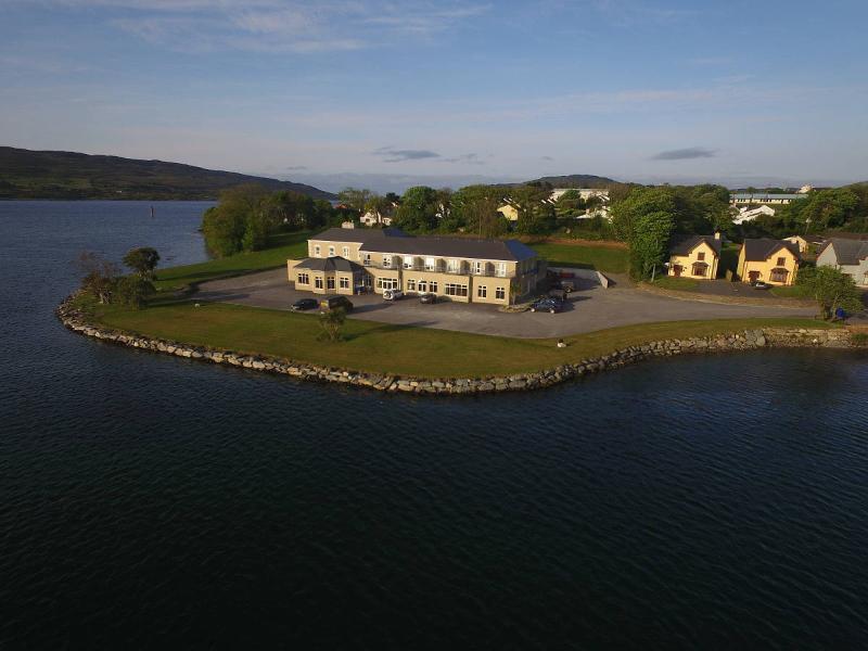 The Beara Coast Hotel Castletownbere Buitenkant foto