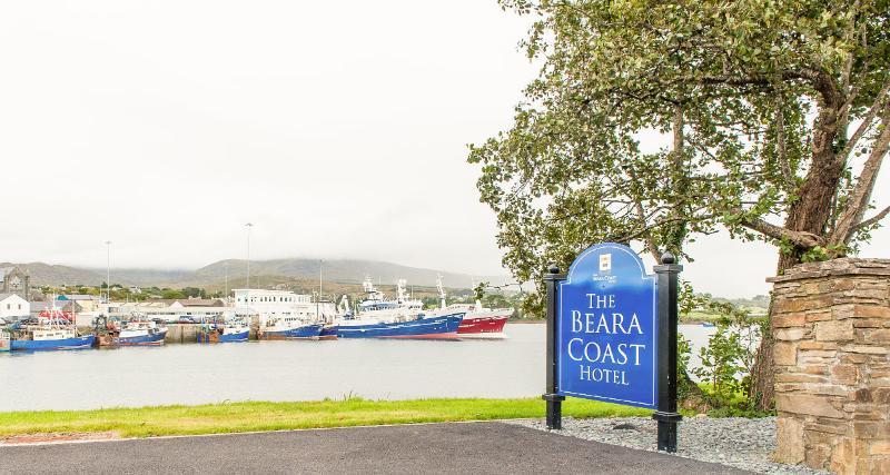 The Beara Coast Hotel Castletownbere Buitenkant foto