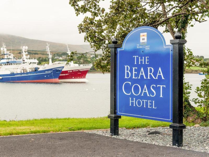 The Beara Coast Hotel Castletownbere Buitenkant foto